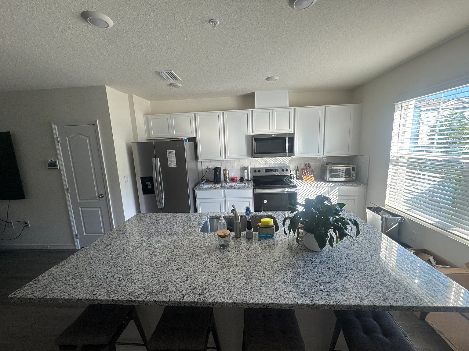 2878 Luxembourg Dr — Photo 2