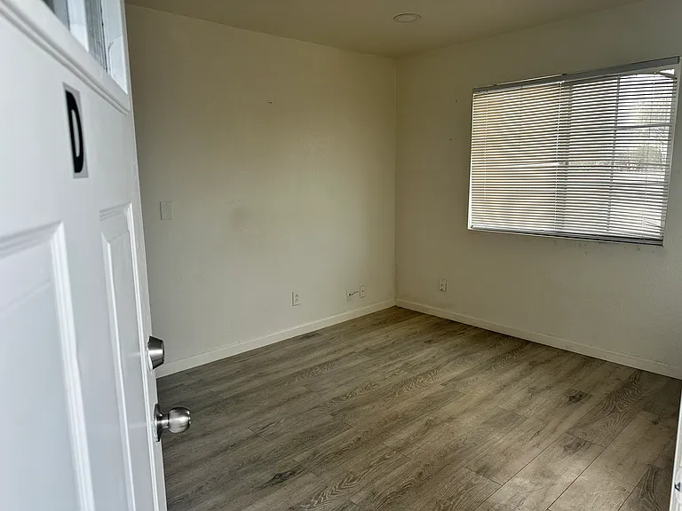 3282 Maple Leaf Ct #D — Photo 9