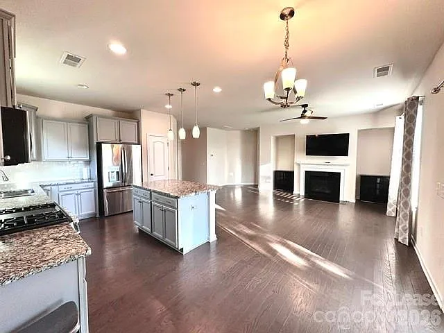 3 bed, 2.0 bath, 1560 sqft, $2,400 — Photo 4