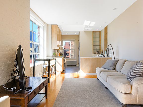 3rd image of 313 W 17th St APT 5W