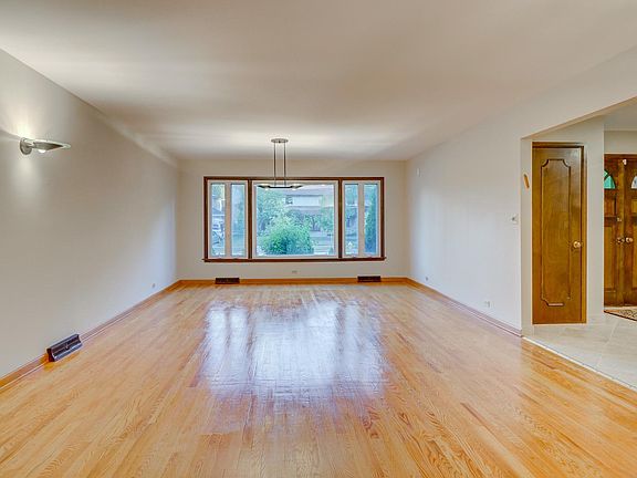 5th image of 2736 Karen Ln