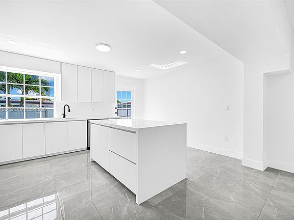 5th image of 4040 SW 108th Ave