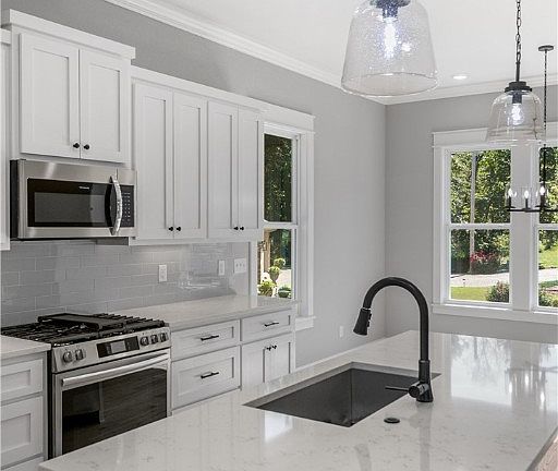 2nd image of 9 Saint Andrews Ln