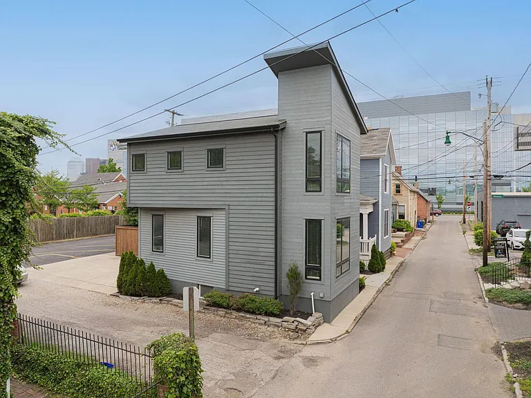 567 Lathrop St — Photo 2