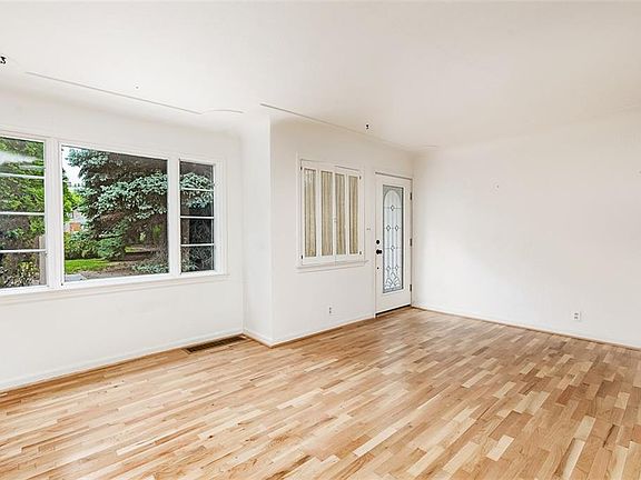 2nd image of 1106 1/2 Poly Dr