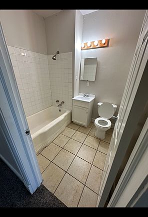 4th image of 421 W 3rd St