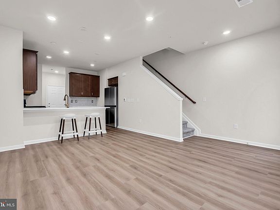 3rd image of 806 Shay Ct