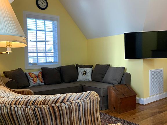 4th image of 216 Fleming St