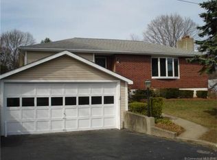 9 Raymond Rd, Woodbridge, CT 06525