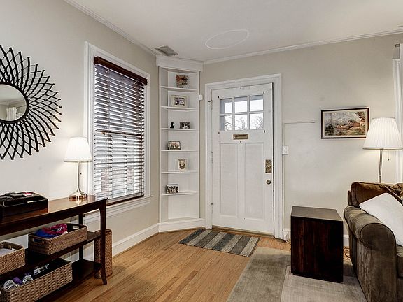 Entrance / Living room