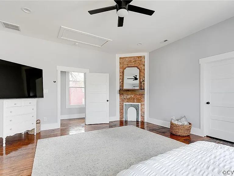 205 Poe St — Photo 42