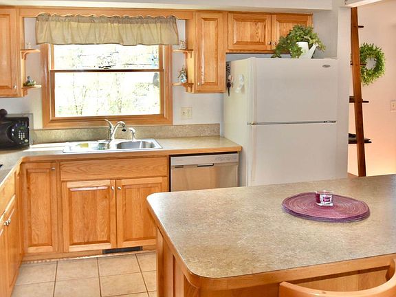 4th image of 1014 Carlton Dr