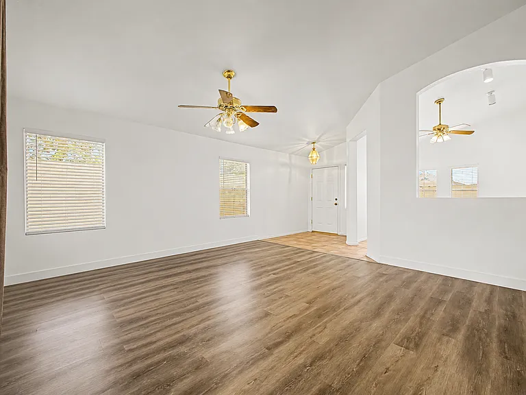 6906 W Phelps Rd — Photo 4