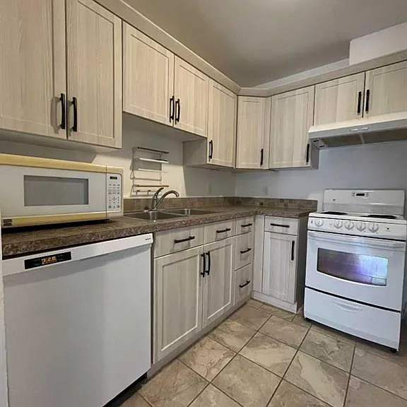 65 Temple Blvd W #208 — Photo 6