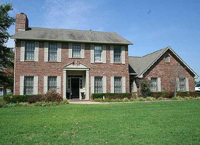 1st image of 1801 NE Oakridge Dr