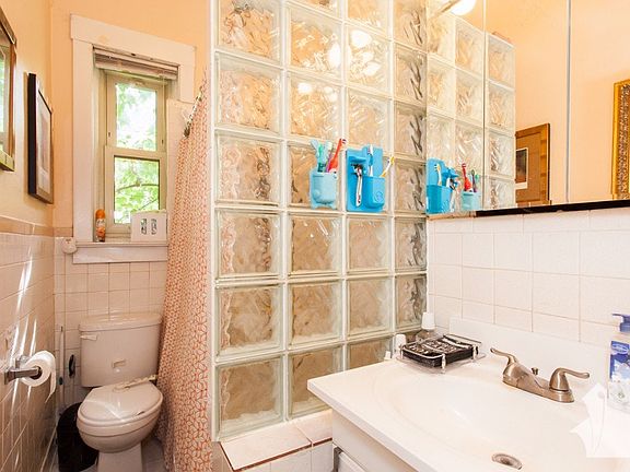5th image of 1533 W Leland Ave #1