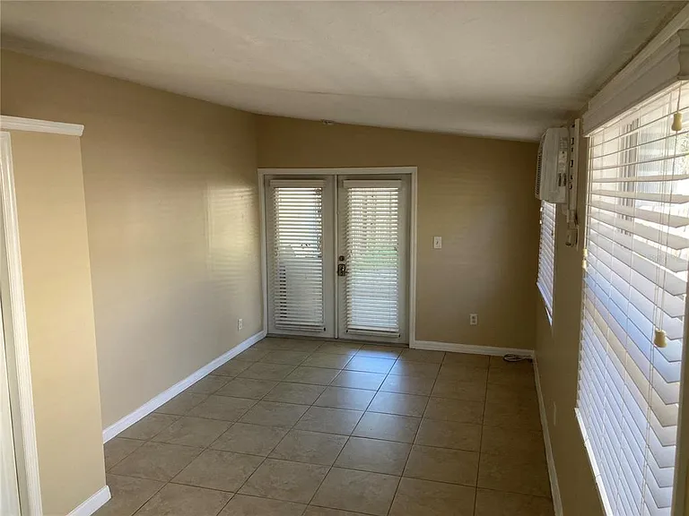 5609 1/2 Tangerine Ave — Photo 9