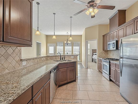 4th image of 902 Emerald Dove Ave
