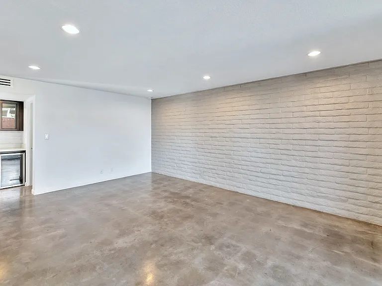 1615 E Maryland Ave — Photo 10