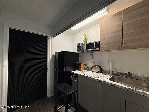 5th image of 133 W 6th St