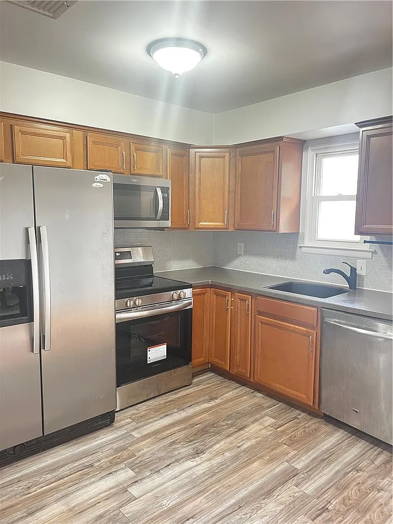 3 bed, 1.5 bath, 1116 sqft, $2,200 — Photo 3