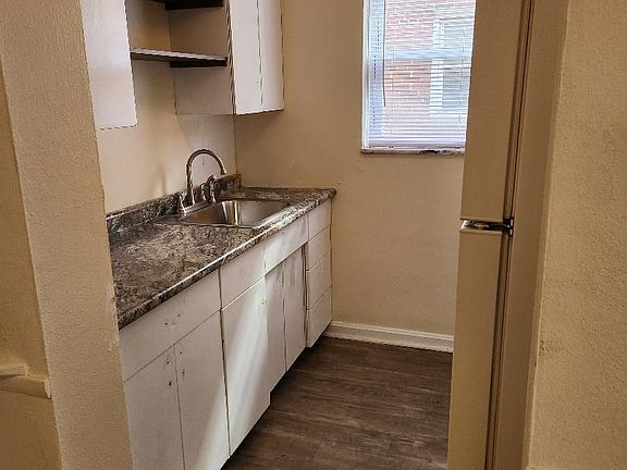 3rd image of 3924 Jamieson Ave