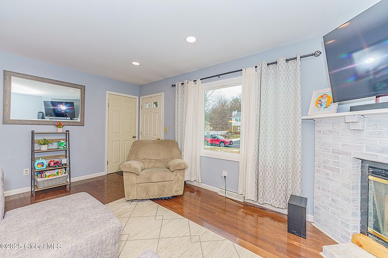 5th image of 15 Woodridge Street