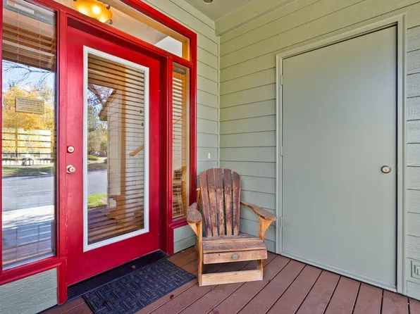 1044 Golden Pheasant Dr, Redmond, OR 97756