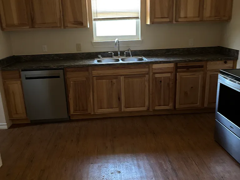 600 Elm St — Photo 5