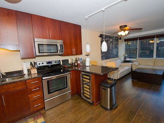 4th image of 211 E Ohio St APT 701
