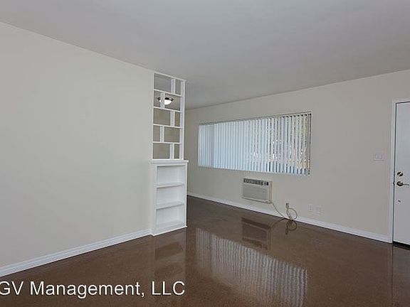 4th image of 372 E Badillo St