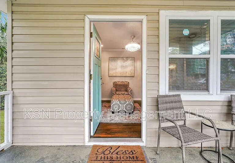 1305 E 32nd St — Photo 15