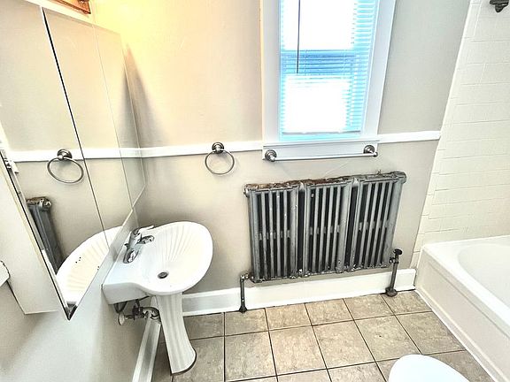 4th image of 1818-1820 N Warren Ave #A