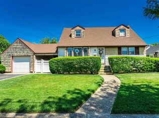 1735 Willis Ave, Merrick, NY 11566