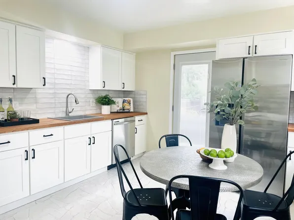 5952 N Lydell Ave, Whitefish Bay, WI 53217