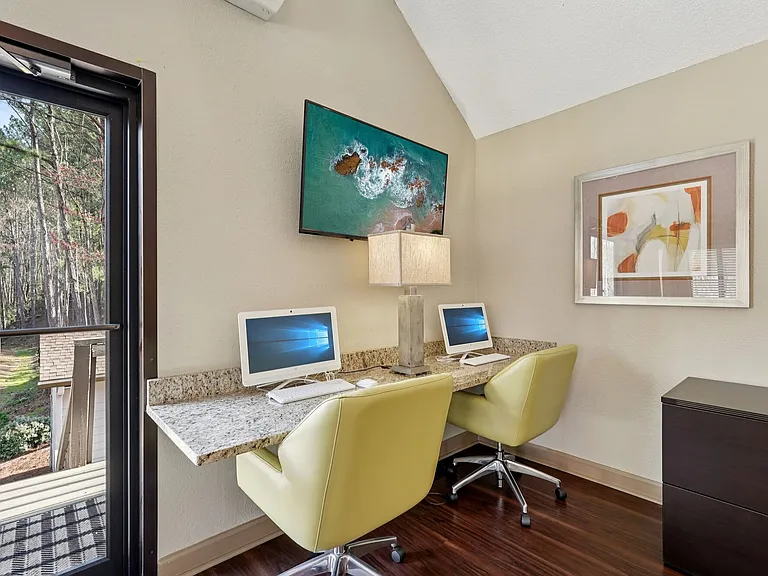 Las Palmas Apartments — Photo 23