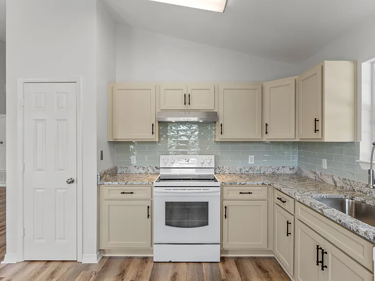 28 Easton St — Photo 14