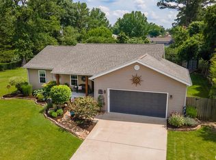 1433 E Gary Dr, Carbondale, IL 62902