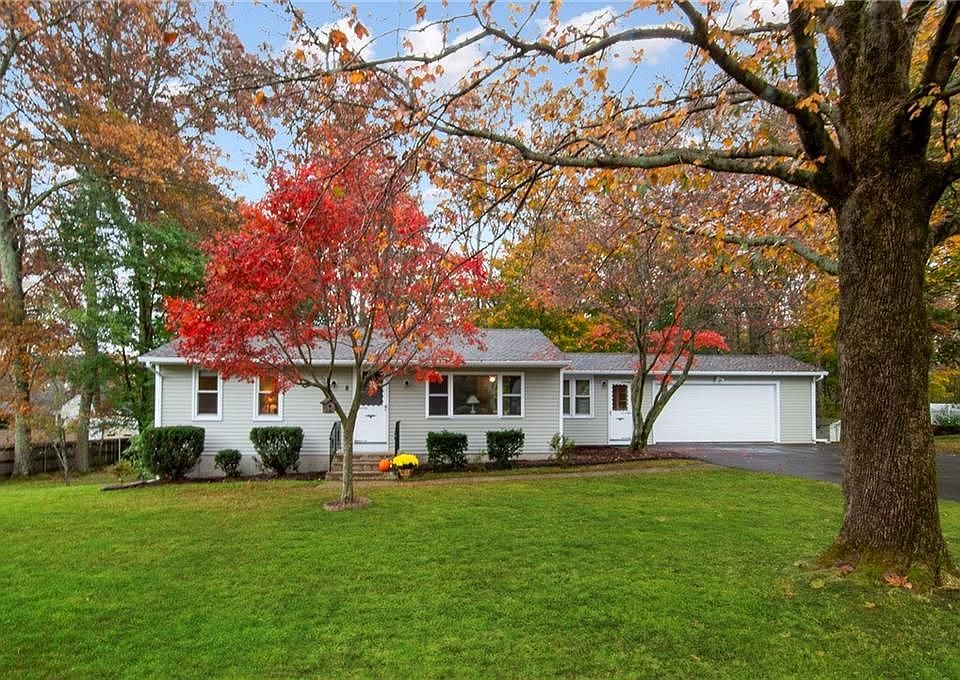 1st image of 8 Highwood Dr