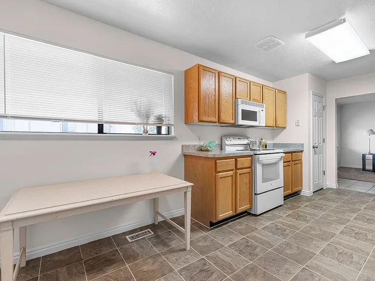 865 N 500 W #11 — Photo 4