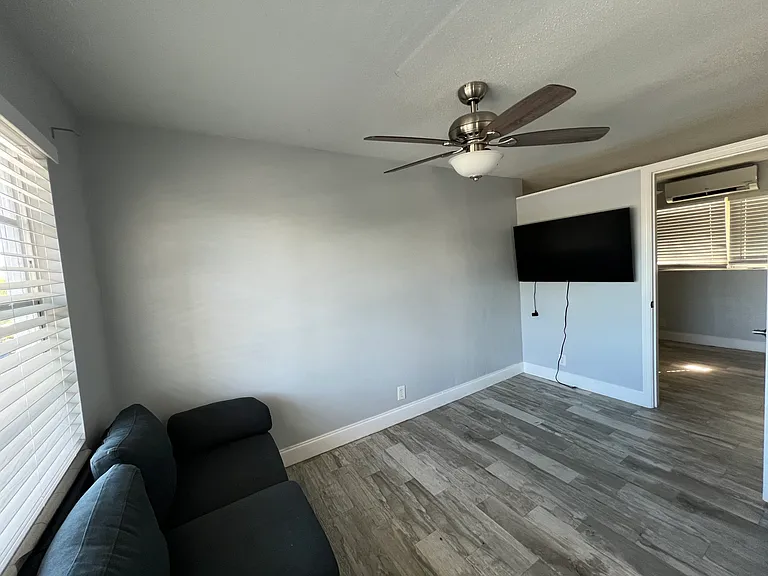 115 S Oak St #6 — Photo 5