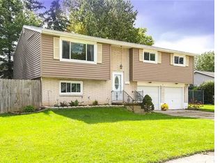 5 Sudbury Ln, Williamsville, NY 14221
