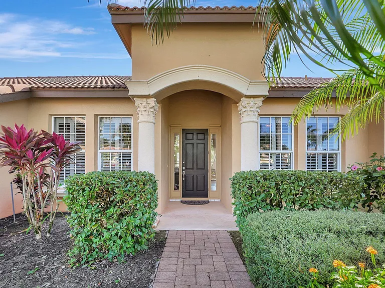 827 SW Grand Reserves Blvd — Photo 1