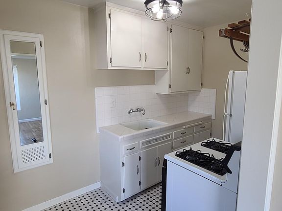 3rd image of 829 Tangiers Ct