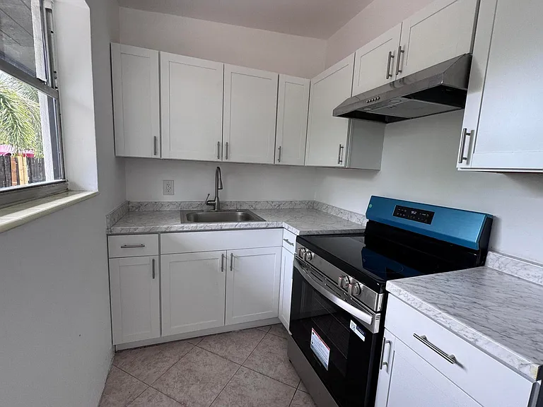 4310 NE 13th Ave — Photo 7