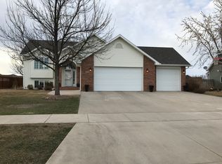 5560 E Prairiewood Dr, Grand Forks, ND 58201