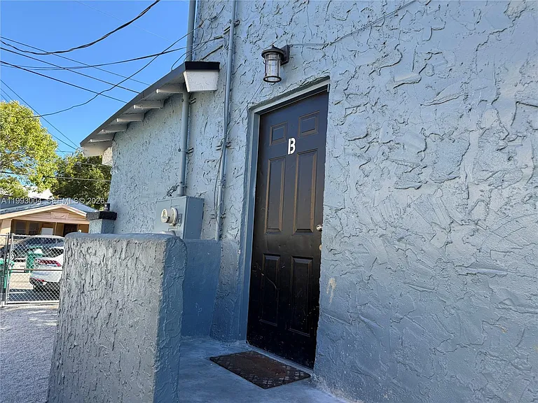 236 SW 10th Ave #B — Photo 10