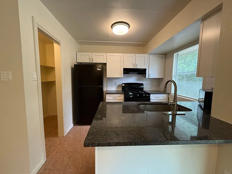 1109 Village Green Dr — Photo 6