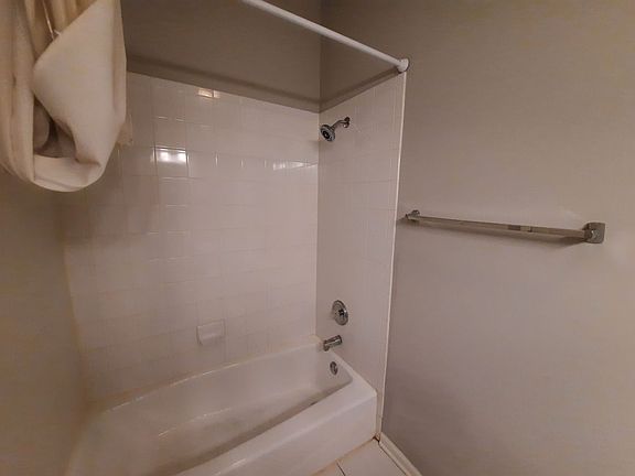 5th image of 4104 N Kenmore Ave APT 3N