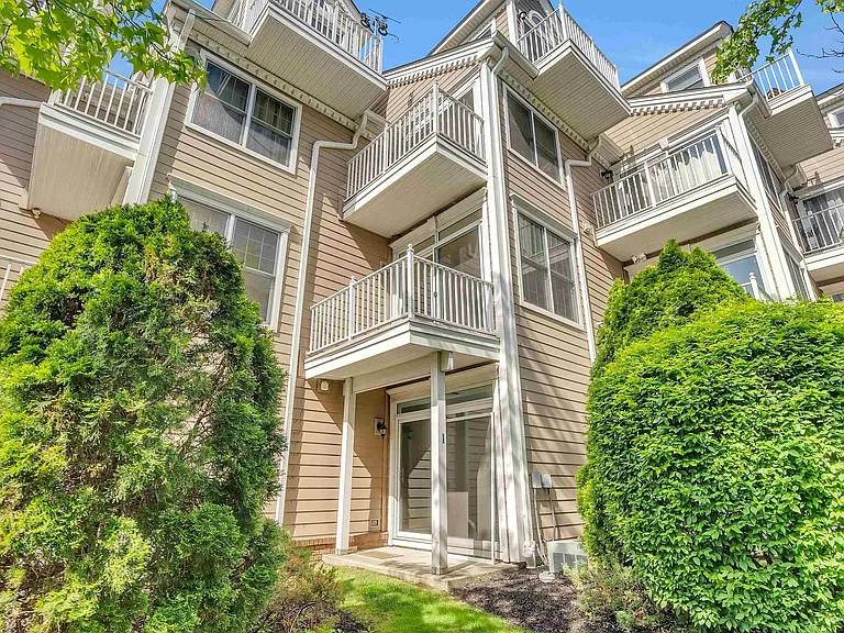 451 Albany Ct — Photo 37